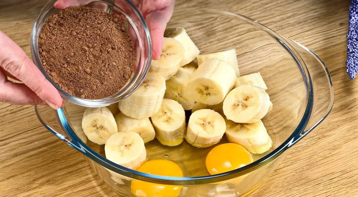 Ai banană, 2 ouă și cacao? Doar din aceste trei ingrediente poți prepara un delicios chec cu banane.