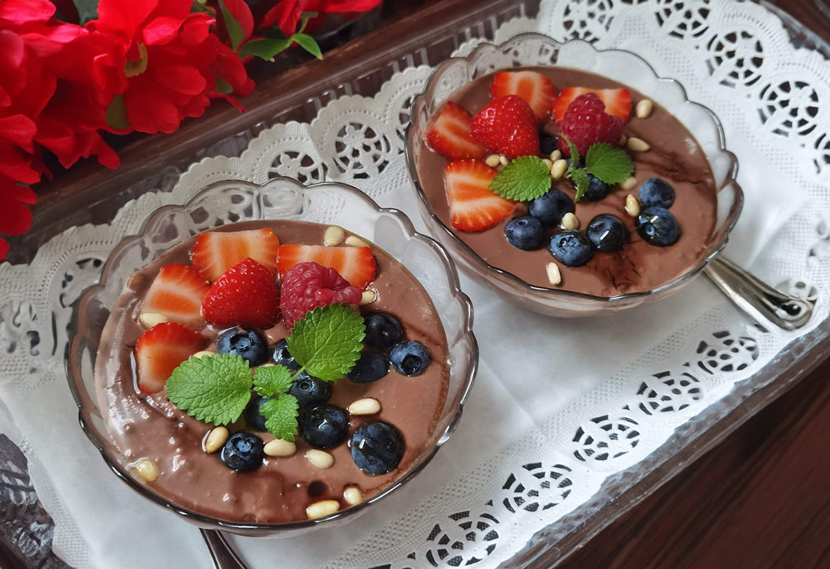 Cremă sănătoasă de ciocolată și avocado cu fructe: gustare perfectă pentru întreaga familie