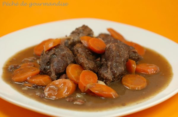 Bucățile de porc ale bunicii în stil bourguignon după Stéphane Reynaud