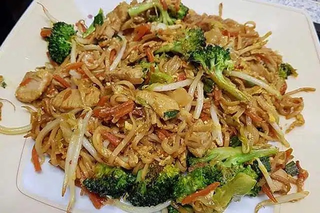 Noodles prăjite chinezești cu carne de pui, legume și ou rețetă