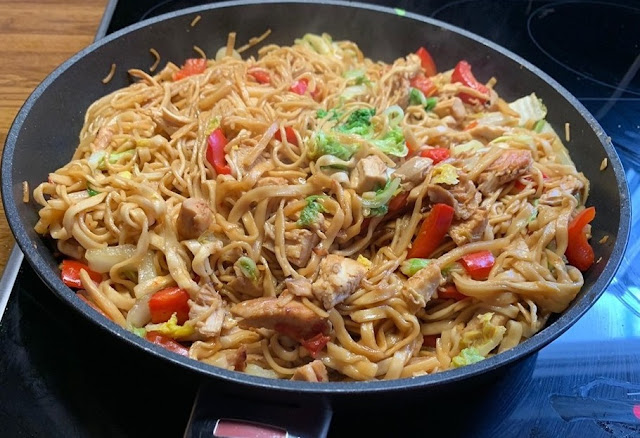 Tigaie asiatică cu tăiței de ou și legume