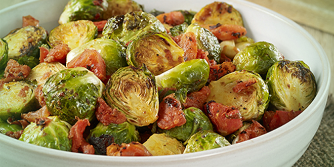 Tigaie cu varză de Bruxelles, bacon și nuci (Low Carb)