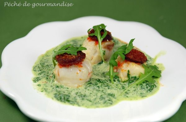 Scoici Jakob cu chorizo și emulsie de rucola