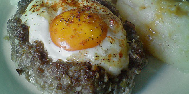 Cuib de carne tocată pe spanac și ou ochi cu cașcaval gratinat (low carb)