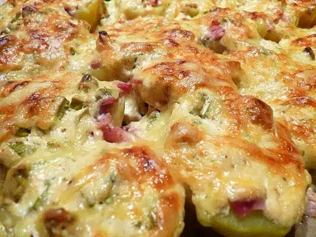 Rețetă de cartofi copți umpluți (cartofi cu coajă, gratinați cu bacon, smântână și brânză)