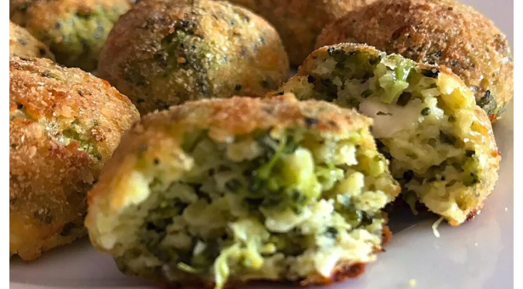Chiftele de broccoli și carne, foarte ușor de preparat pentru adulți și copii. Doar 55 Kcal!