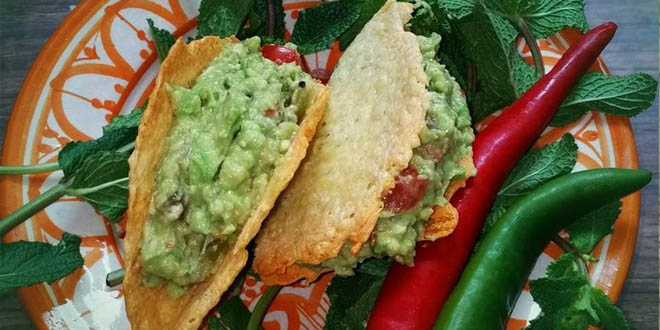 Tacos cu brânză sărace în carbohidrați cu guacamole