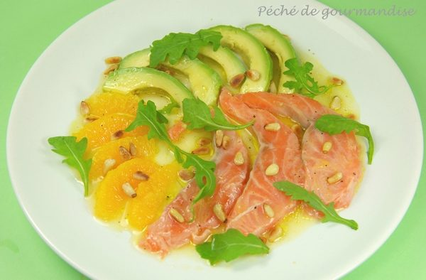 Salată de somon marinată cu fructe citrice