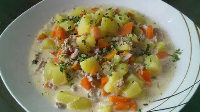 Tocăniță de cartofi cu carne tocată, smântână și morcovi – rețetă