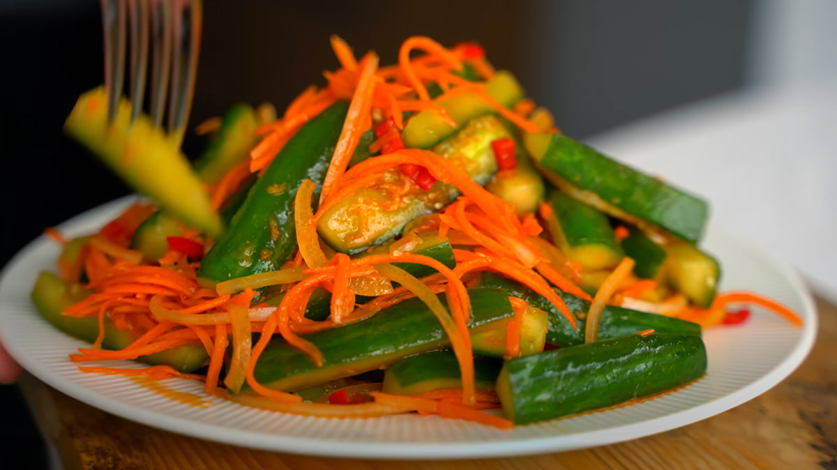 Chinezesc salată de castraveți cu morcovi și sos de soia: Rețetă răcoritoare și ușoară, plină de gust