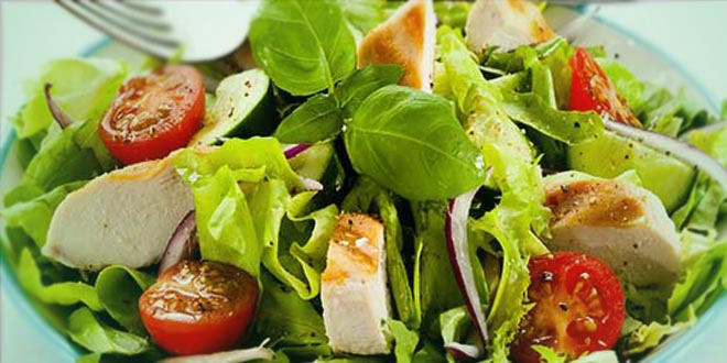 Salată cu pui, roșii și măsline