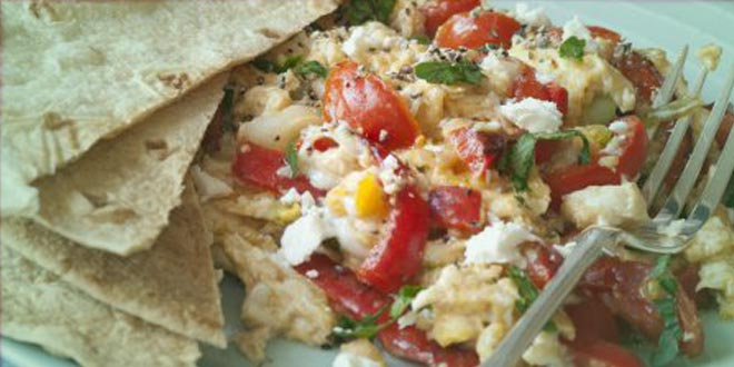 Omletă cu roșii, feta și tortilla (Carbohidrați: 20 %)