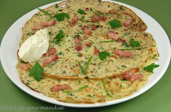 Clătite pufoase cu bacon și ierburi aromatice