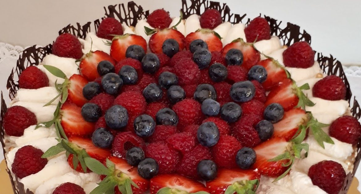 Tort mousse de iaurt cu căpșuni și margine de ciocolată