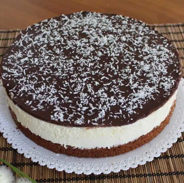 Tort de banane cu Amaretto și cremă de brânză de vaci – Rețetă