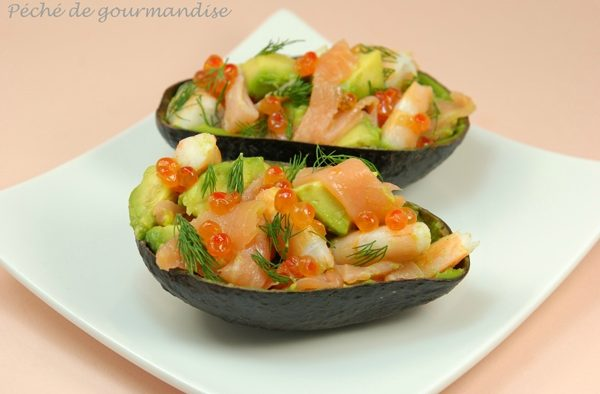 Avocado cu somon afumat și sos de hrean