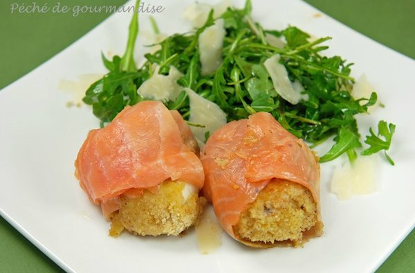 Ouă fierte moi rulate cu somon afumat, rucola și pecorino