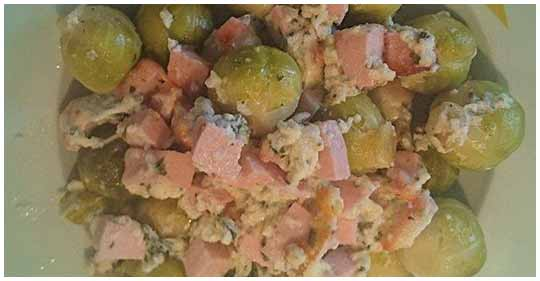 Varză de Bruxelles săracă în carbohidrați cu strat de brânză de vaci
