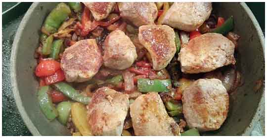 Medalion de porc cu legume în sos de ardei paprika