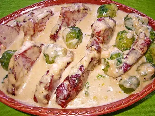 Rețetă de budincă de varză de Bruxelles cu carne afumată Kasseler