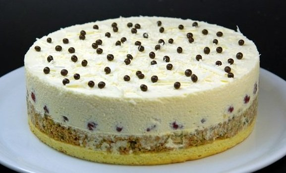 Tort de zmeură și fistic cu ciocolată albă