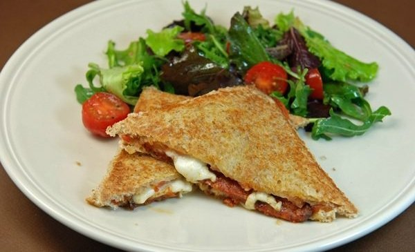 Croque Monsieur cu Chorizo și Mozzarella
