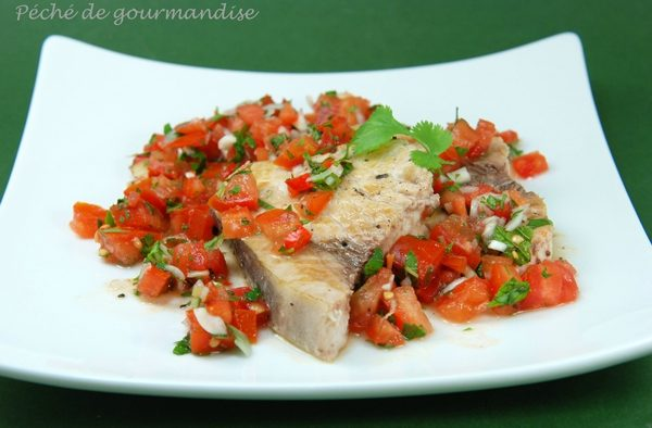 Pește-spadă la grătar cu salsa de roșii și coriandru de Jamie Oliver