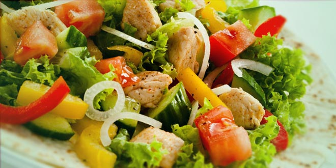 Salată cu pui, ardei și fasole