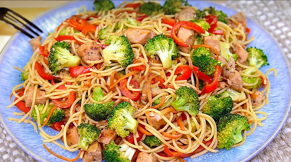 Spaghete cu pui și legume: Foarte ușor și totuși atât de gustos!