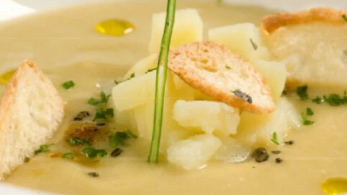 Supă de cartofi și ceapă: o adevărată delicatesă cu 380 de calorii.