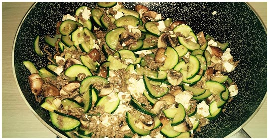 Tigaie de dovlecei cu carne tocată și feta