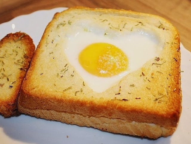 Ouă în pâine prăjită