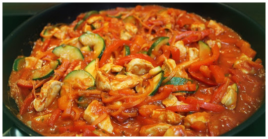 Tigaie de pui cu dovlecei și paprika