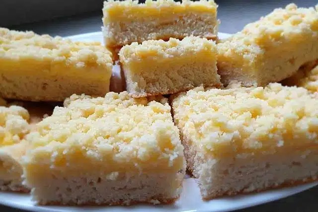 Rețetă de prăjitură cu crumble la tavă