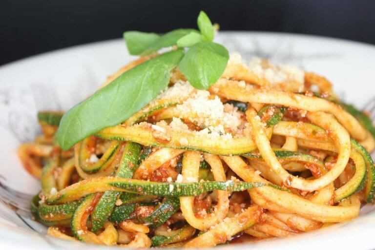 Spaghete din dovlecel cu bologneză de tofu și parmezan din migdale