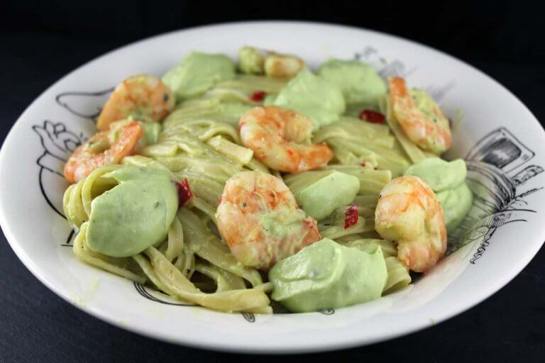 Paste cu cremă de avocado și creveți picantanți