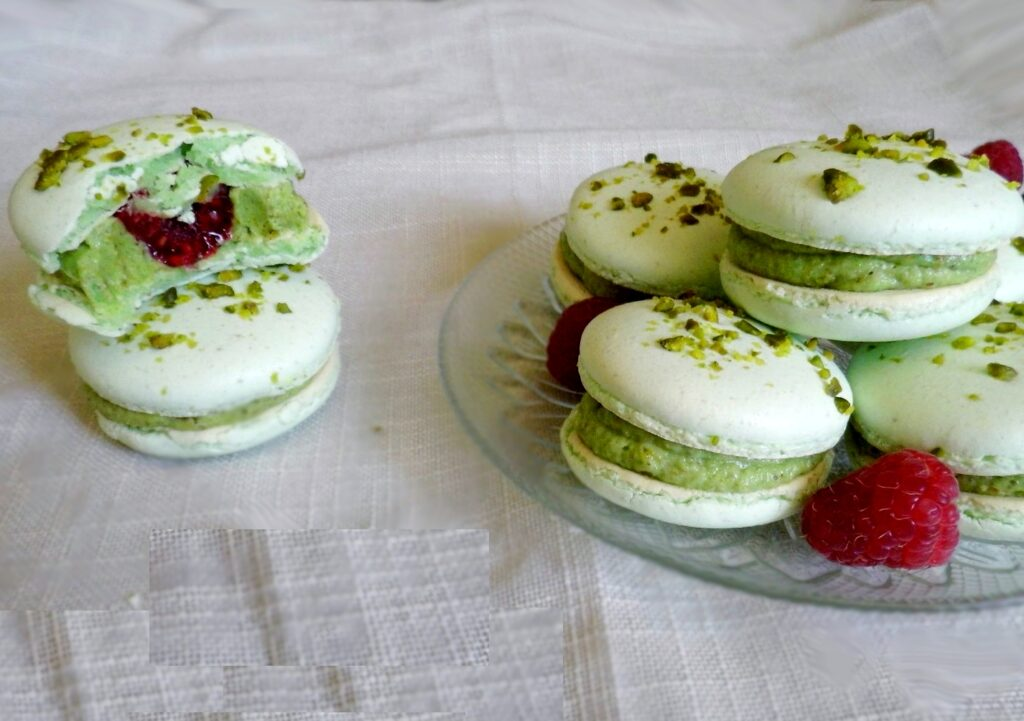 Macaron cu fistic și zmeură