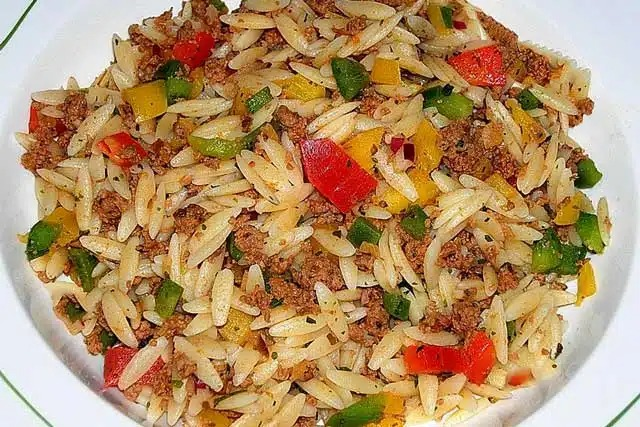 Salată simplă de Kritharaki cu carne tocată – rețetă