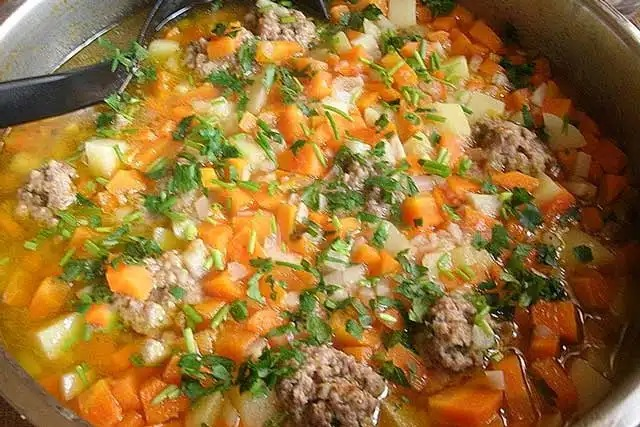 Rețetă de tocăniță de morcovi cu chifteluțe din carne tocată
