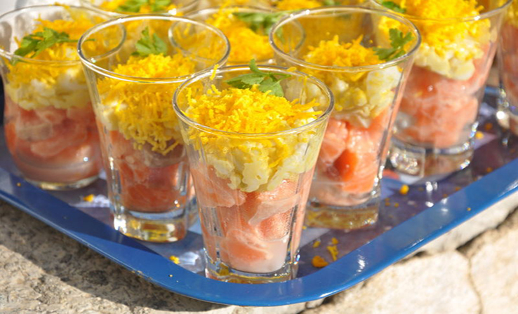 Verrine cu tartar de somon și ouă Mimosa