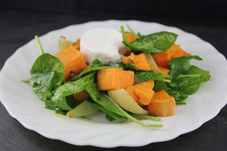 Salată de cartofi dulci cu spanac și cremă de capră proaspătă