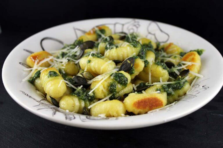 Gnocchi cu pesto de semințe de dovleac făcut în casă