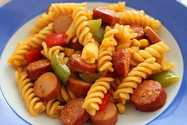 Rețetă de tigaie cu cârnați și tăiței pentru o masă sățioasă!