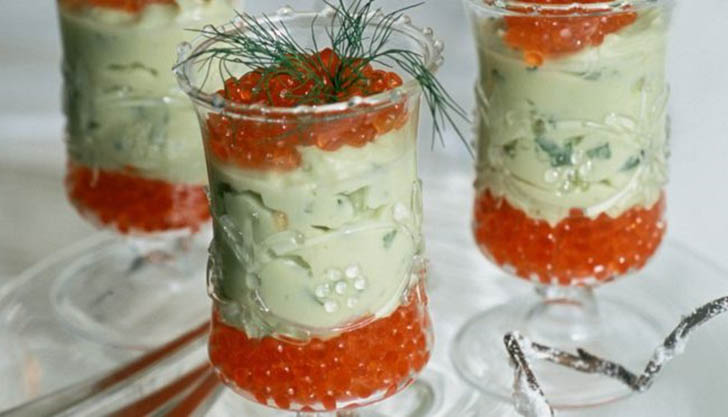 VERRINĂ CU AVOCADO ȘI OUĂ DE PĂSTRĂV, ÎN STIL BAVAREZ