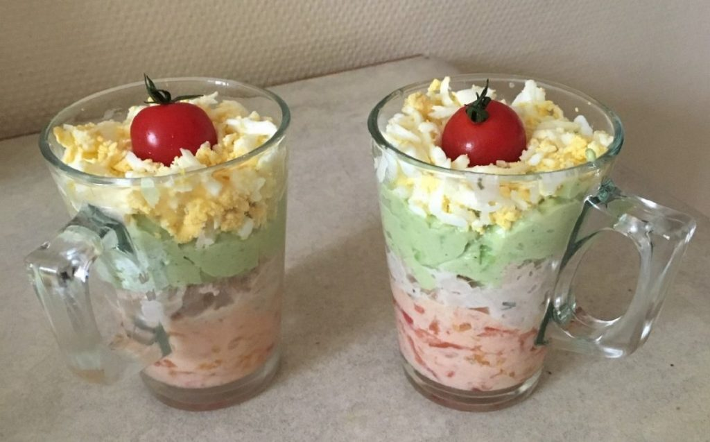 Rețetă verrine cu avocado, ton, roșii și ou