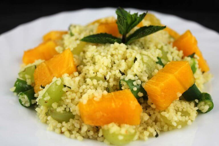 Salată de couscous fructată cu fruct Sharon