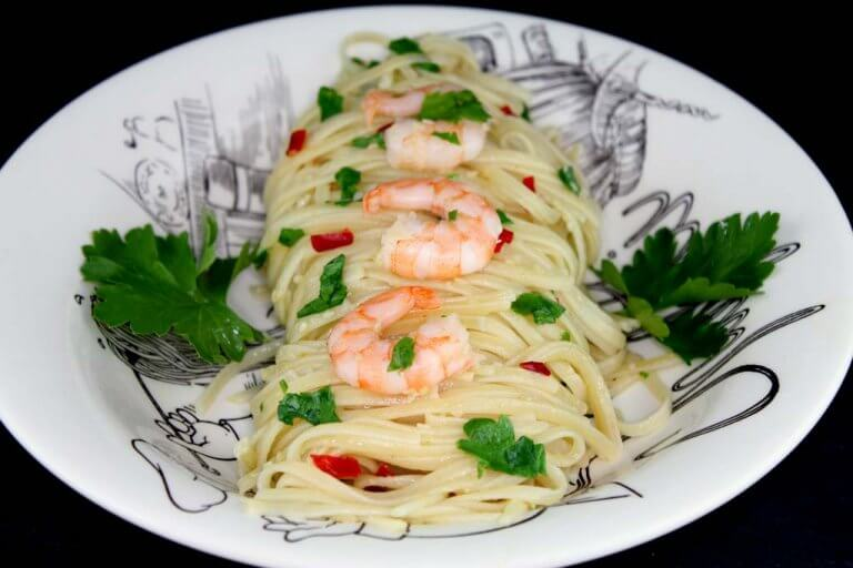 Spaghetti Aglio e Olio cu creveți și ardei iute