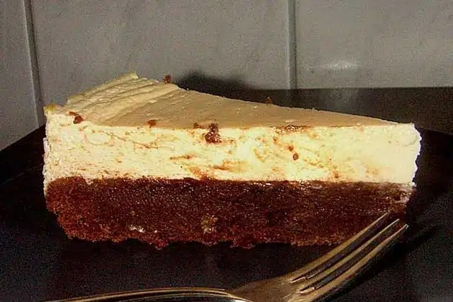 Rețetă de cheesecake cu blat de brownie