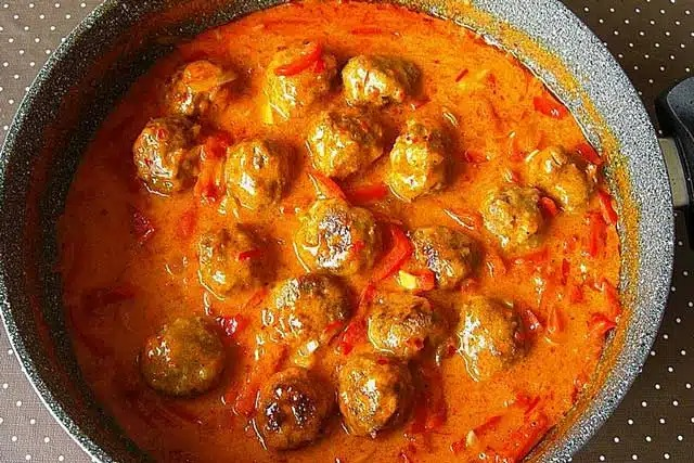 Chifteluțe în sos cremos de ardei paprika – Rețetă