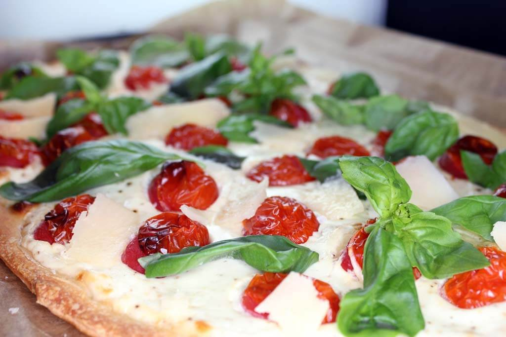 Pizza cu roșii cherry și brânză proaspătă de capră